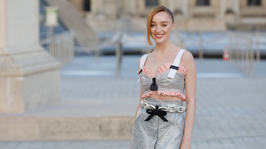 Phoebe Dynevor im Oktober 2021 in Paris