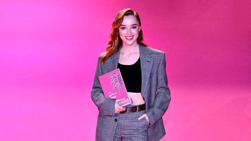 Phoebe Dynevor mit ihrem Rising Star Award bei den Filmfestspielen in Cannes 2021