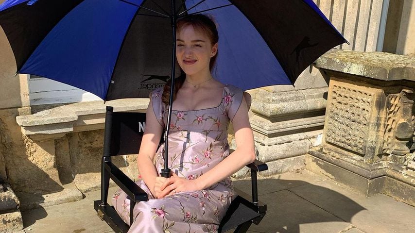 Phoebe Dynevor: Lustiges Throwback-Pic vom "Bridgerton"-Set!