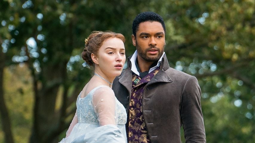 Phoebe Dynevor und Regé-Jean Page in einer Szene von "Bridgerton"