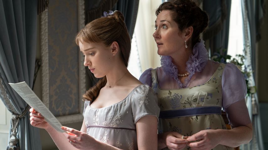 Phoebe Dynevor und Ruth Gemmell in "Bridgerton"