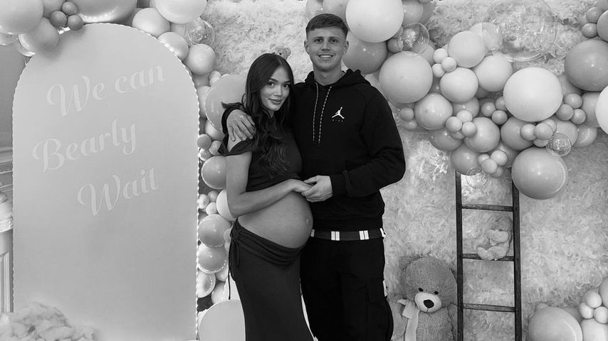 Phoebe Tomlinson mit ihrem Freund bei ihrer Babyshower