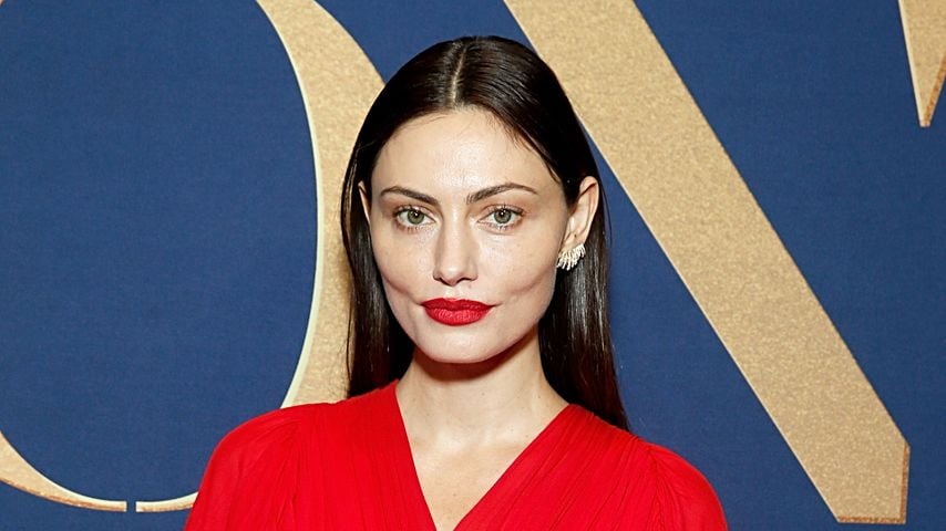Frisch verlobt? Phoebe Tonkin zeigt großen Klunker auf Event