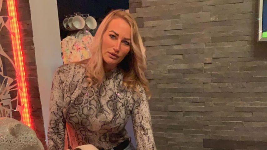 Reality-TV-Darstellerin Pia Peukmann mit ihren Hunden