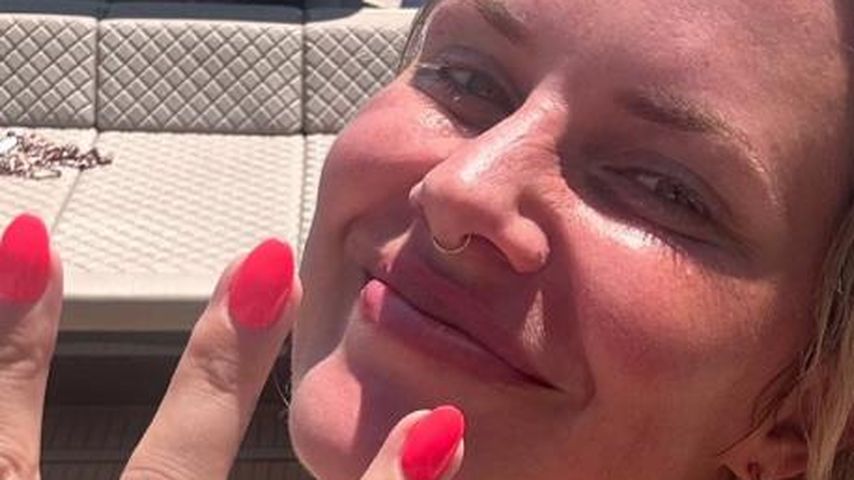 Pia Tillmann präsentiert voller Freude ihren Verlobungsring!