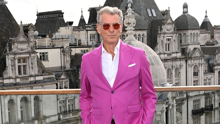 Mut zur Farbe! Pierce Brosnan posiert in pinkfarbenem Anzug