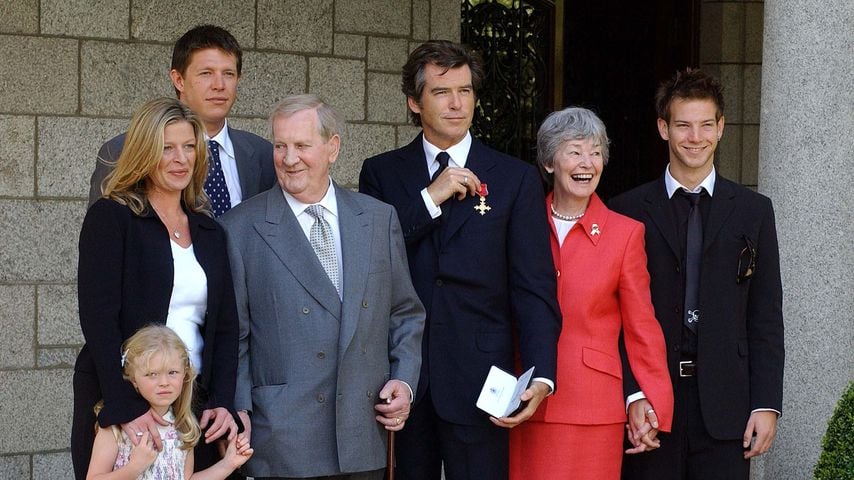 Pierce Brosnan mit Isabella, Charlotte, Christopher, Stiefvater Bill, Mutter May und Sohn Sean, Juli 2003