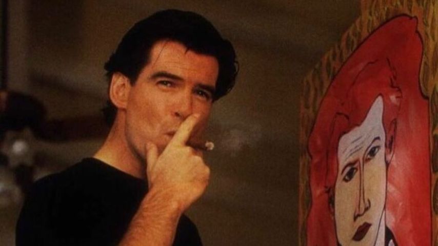 Pierce Brosnan 1989 vor seinem Gemälde
