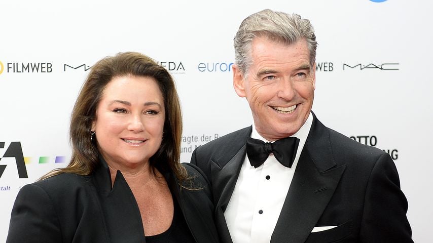 Pierce Brosnan und seine Frau auf einem Event