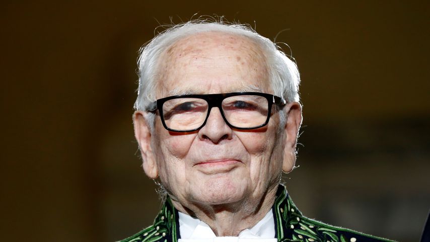 Mit Schwert: Designer Pierre Cardin (†98) wurde beigesetzt