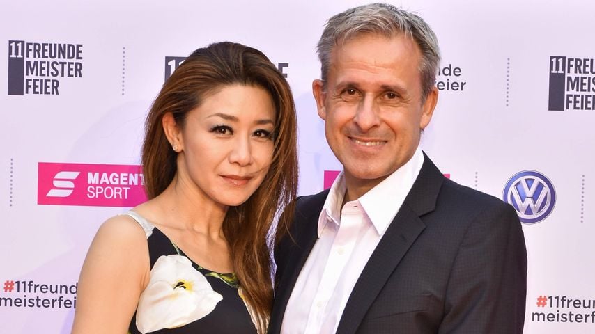 Pierre Littbarski mit seiner Frau Hitomi bei der 11 Freunde Meisterfeier 2019 in der Flora Köln