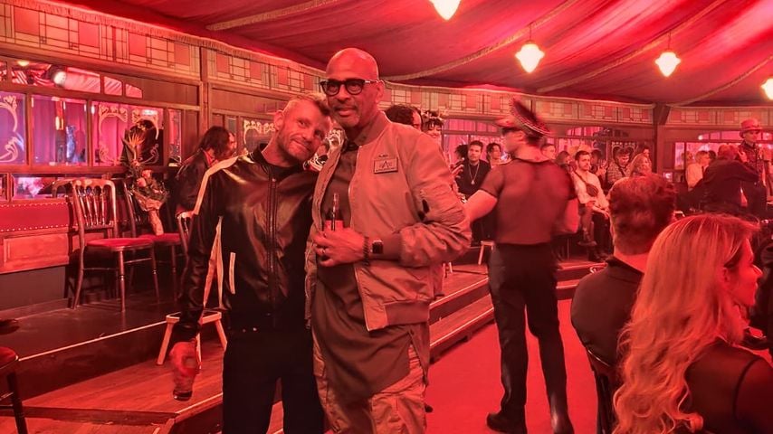 Pierre Sanoussi-Bliss mit unbekanntem Mann, "Vegas Rouge"-Premiere im April 2025