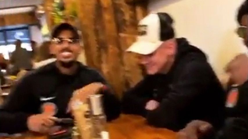 Pietro Lombardi in einem Café