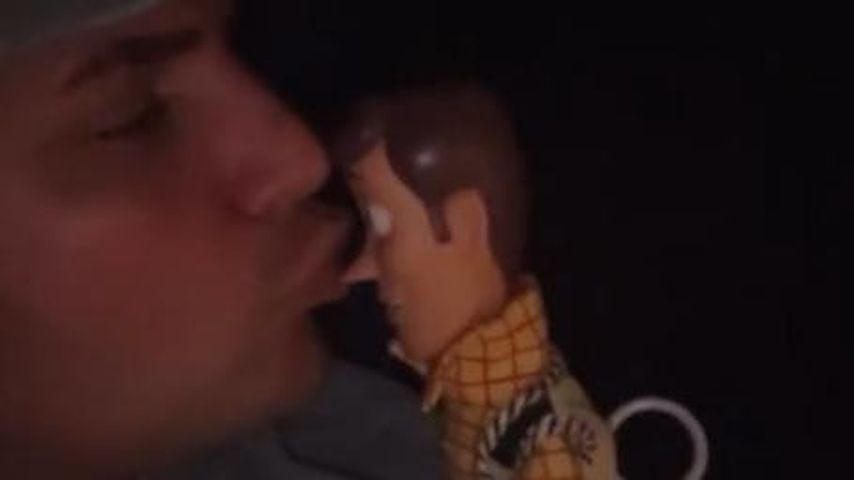 Sänger Pietro Lombardi mit einer Woody-Puppe
