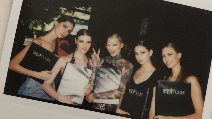 Pinar, Lucy, Mareike, Anastasia und Laura mit ihren GNTM-Modelmappen