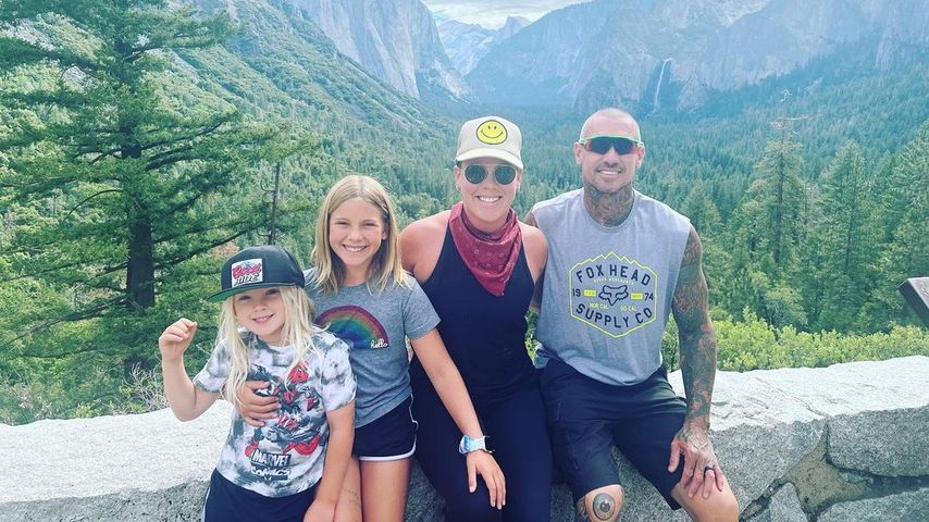 Pink mit ihren zwei Kindern und Ehemann Carey Hart