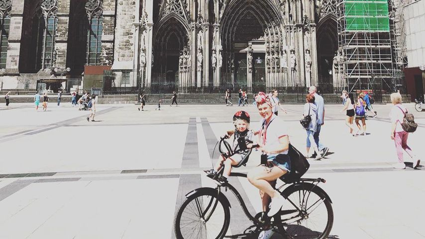 Ohne Bodyguards: Pink radelt mit Söhnchen durch Köln!