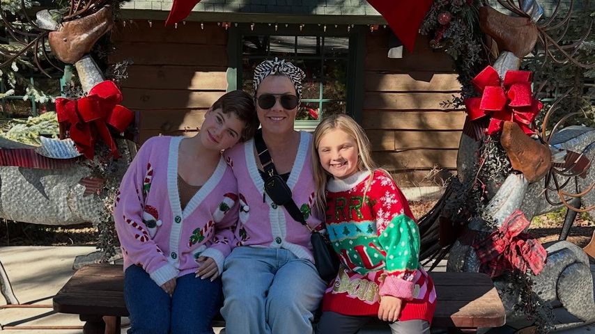 Pink und ihre Kinder besuchen weihnachtlichen Freizeitpark