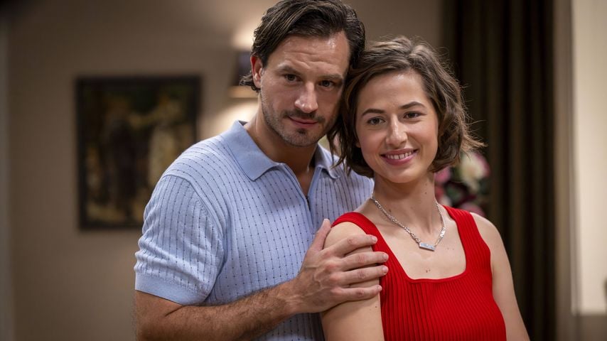 Pippa Fee Rupperti und Jaime Ferkic beim Fototermin zur 23. Staffel von "Sturm der Liebe" am Set des Fürstenhofs in Geiselgasteig