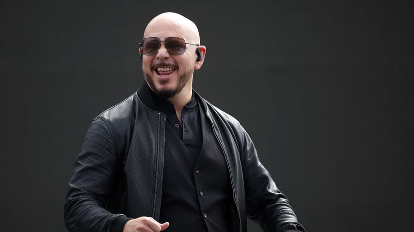 27 Grad: Pitbull trotzt Miami-Hitze in Lederjacke bei F1-Gig