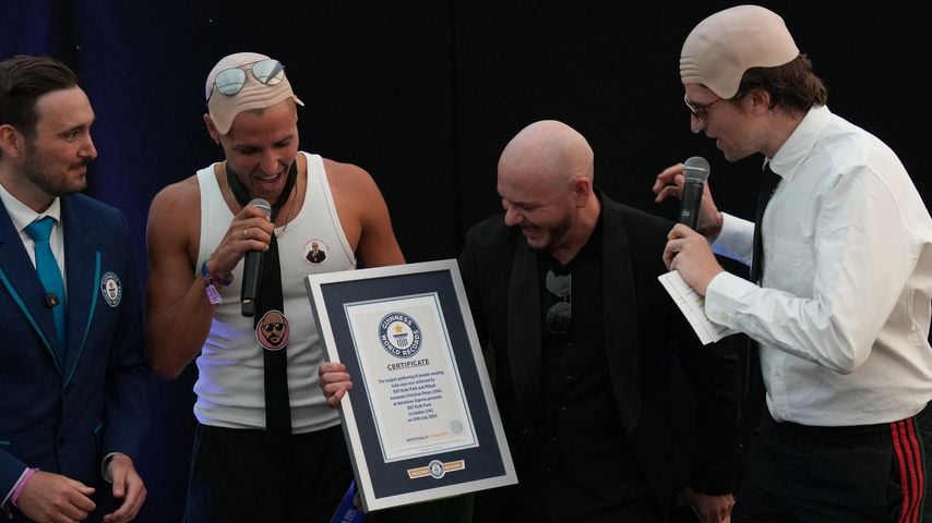 Pitbull erhält von Guinness World Records eine Auszeichnung für die meisten Personen mit Glatzenkappen vor seinem BST-Hyde-Park-Konzert