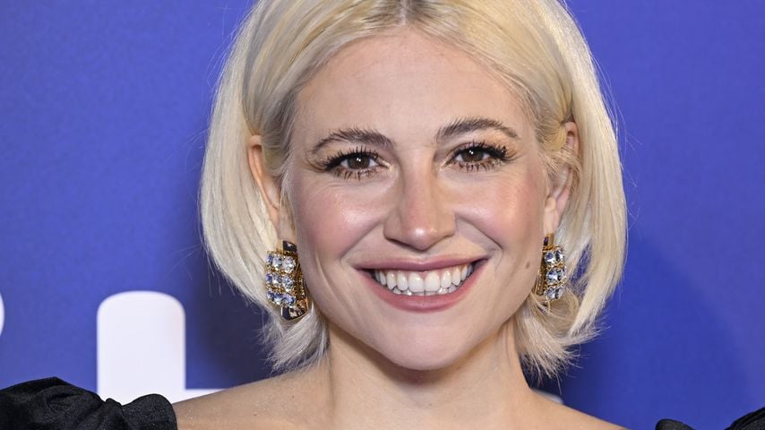 Multitasking: Pixie Lott mit Baby bei Fashion Week in London