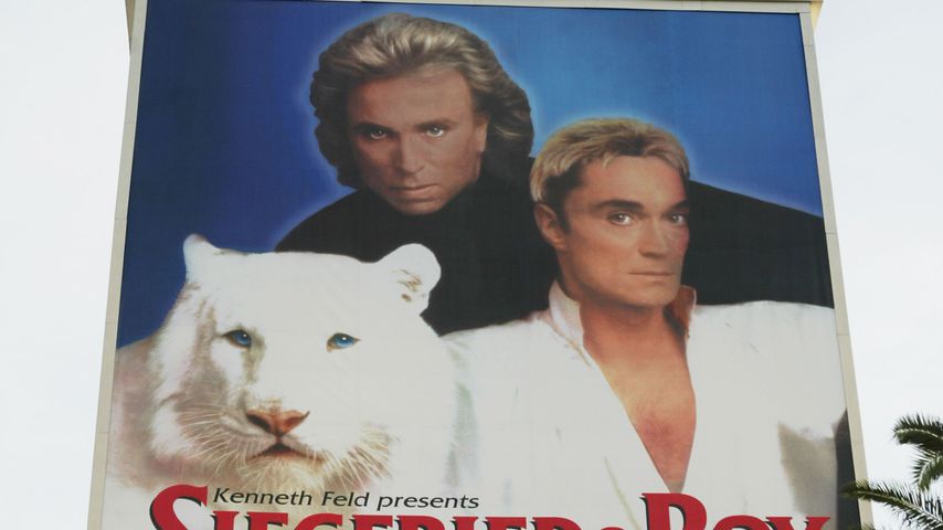 Ein Plakat von Siegfried und Roy in Las Vegas, 2003