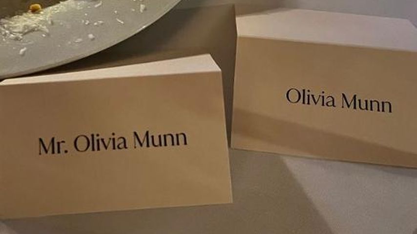 Platzkarten von Olivia Munn und ihrem Mann John Mulaney, Oktober 2024