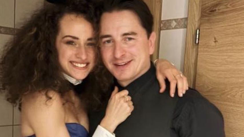 Laura Engelmann und Andreas Gabalier posieren gemeinsam auf einer Party in Kitzbühel, 2025