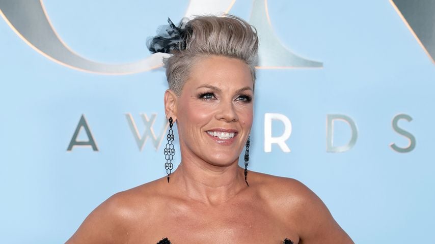 Pink und Familie strahlen gemeinsam auf dem roten Teppich