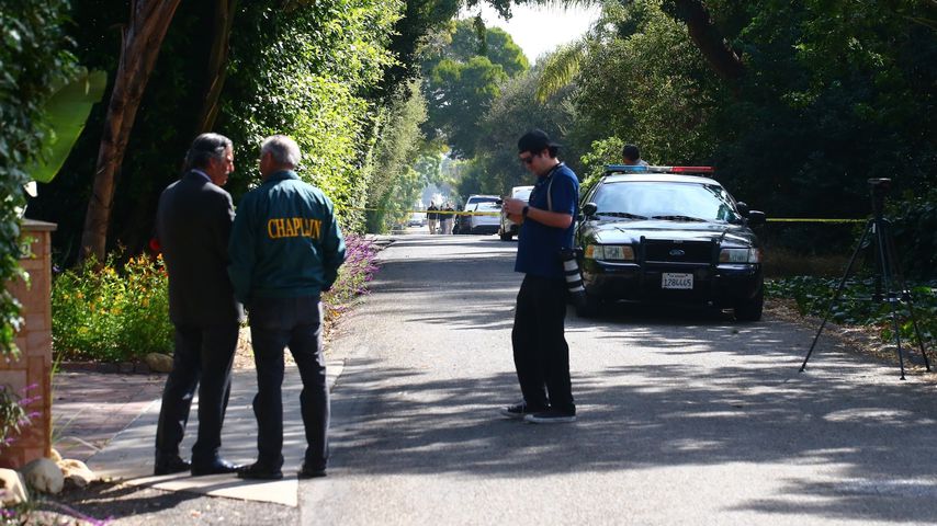 Polizisten beim Anwesen der Familie Ely