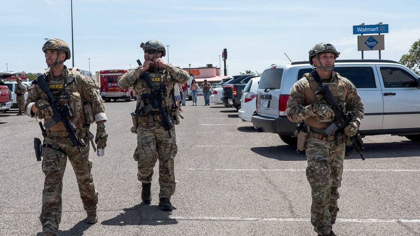 Polizeikräfte vor dem Walmart in El Paso
