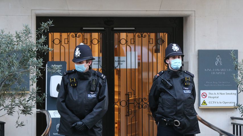 Polizisten vor dem King-Edward-VII.-Krankenhaus in Marylebone