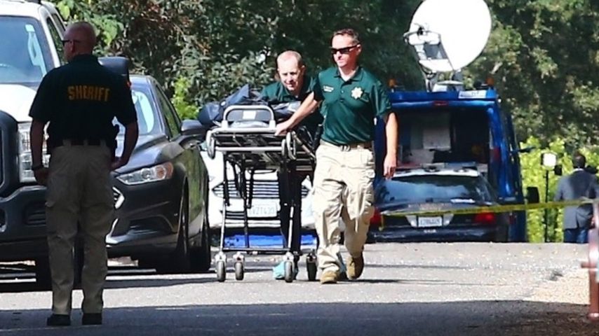 Polizisten beim Anwesen der Familie Ely