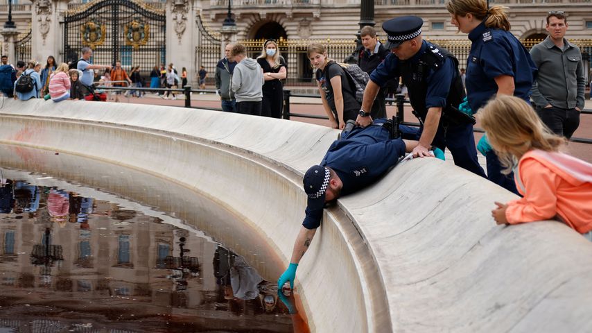 Polizisten am Queen Victoria Memorial