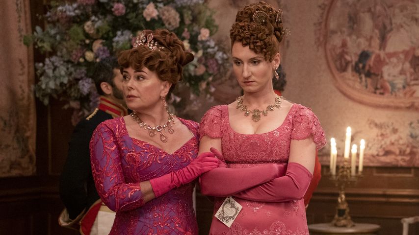Polly Walker und Bessie Carter in "Bridgerton"
