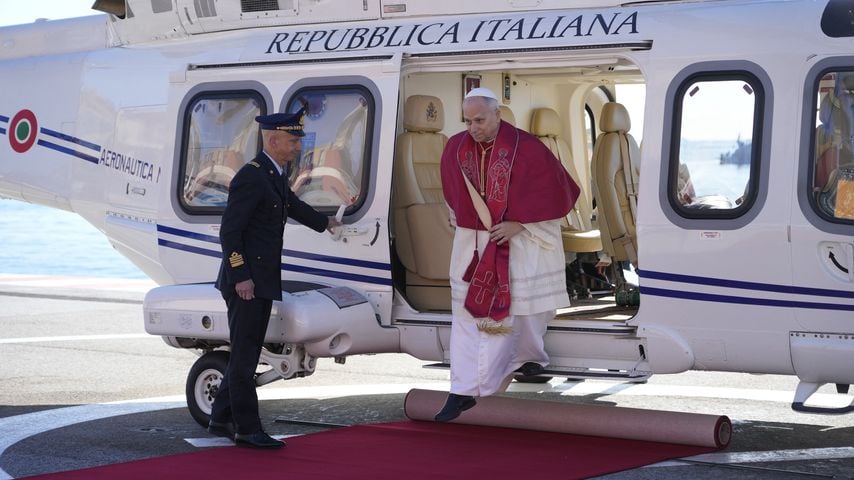 Pope Leo XIV trifft per Hubschrauber im Heliport von Monaco ein