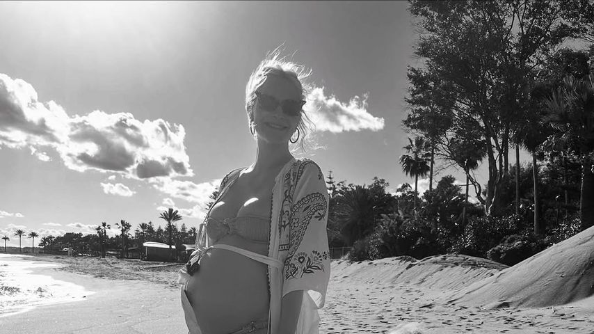 Poppy Delevingne zeigt stolz ihren Babybauch im Urlaub