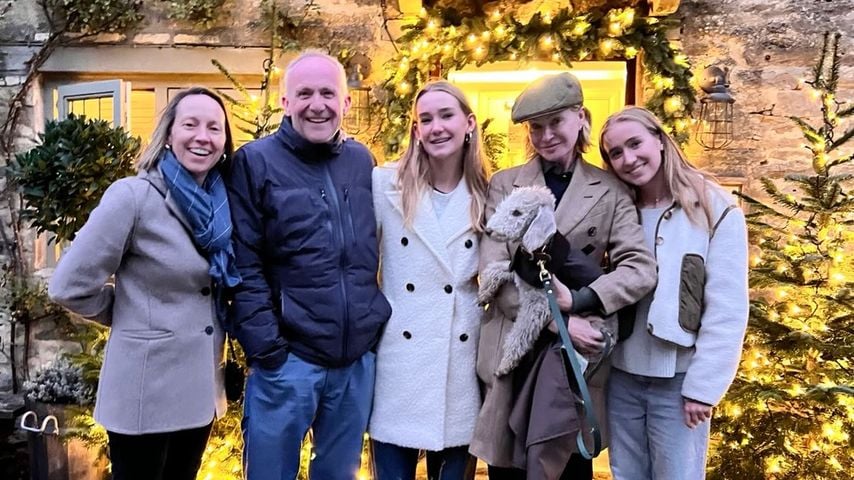 Portia de Rossi (zweite von rechts) posiert mit ihrem Bruder und dessen Familie vor ihrem Landhaus