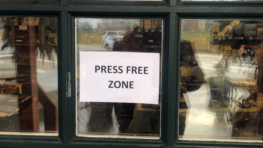"Pressefreie Zone"-Schild am Deep Cove Café in North Saanich, Kanada