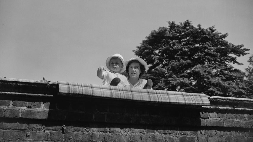 Prince Charles mit Kinderfrau Mabel Anderson beobachtet die königliche Prozession am Horse Guards Parade, Juni 1951