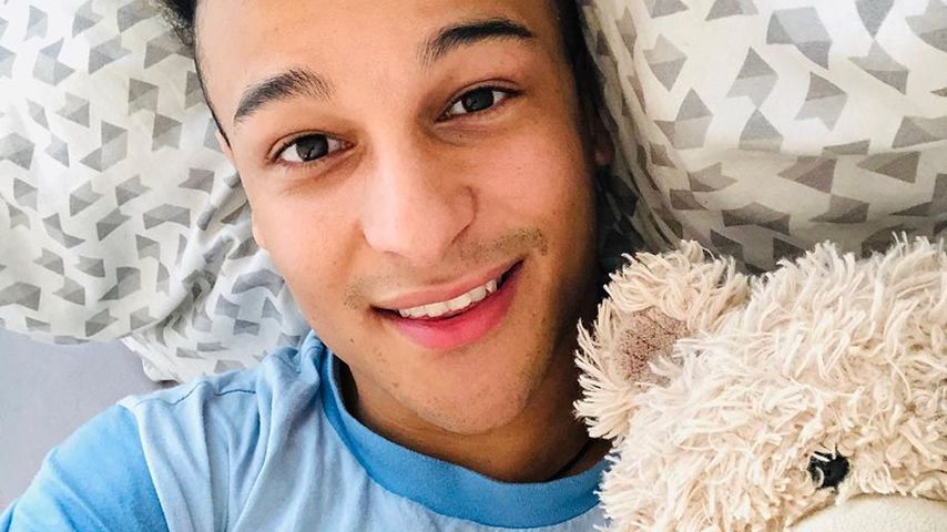 Prince Damien und sein Kuscheltier im April 2020