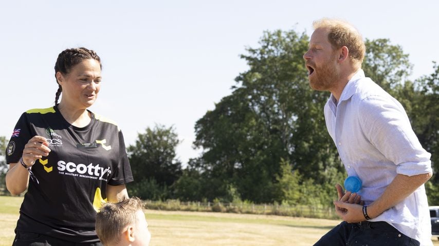 Wasserschlacht beim Scotty's Summer Festival: Prince Harry spielt mit dem 3-jährigen River auf dem Gelände von Maxstoke Castle