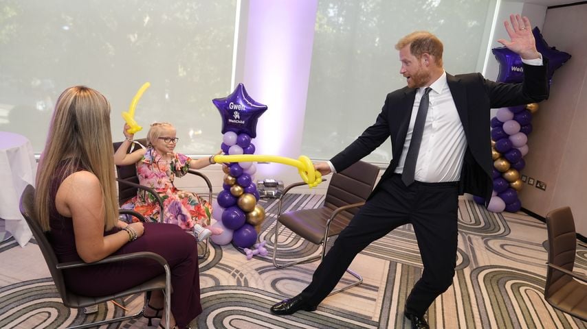 Prince Harry spielt bei den WellChild Awards 2025 mit Gwen Foster mit Luftballon-Schwertern