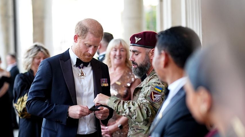 Prince Harry erhält bei den Invictus Spirit Awards im Old Royal Naval College einen militärischen Patch