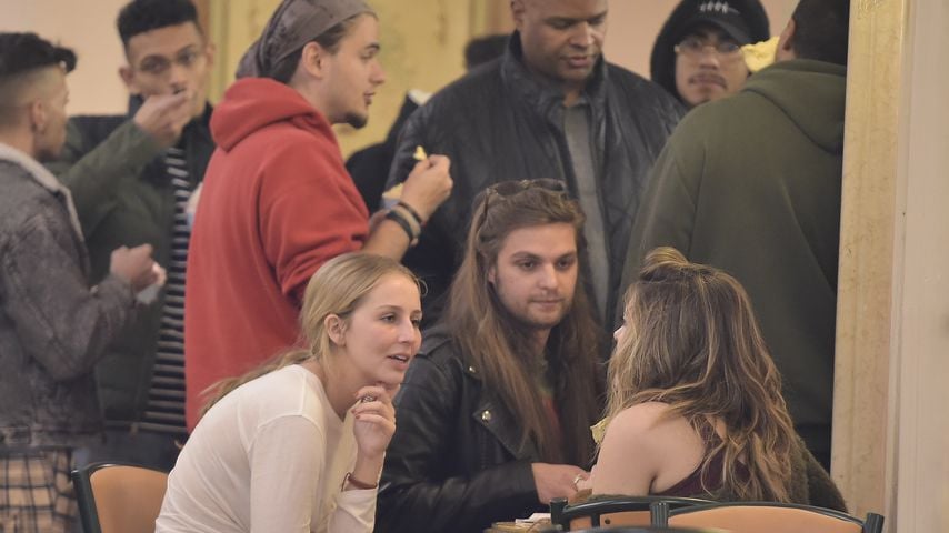 Prince Jackson und seine Freundin Molly (l.) sowie Paris Jackson mit Freund Gabriel Glenn (r.)