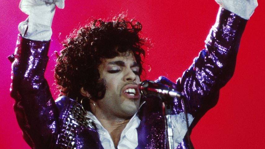 Prince' fünfter Todestag: Fans gedenken des Sängers an Urne