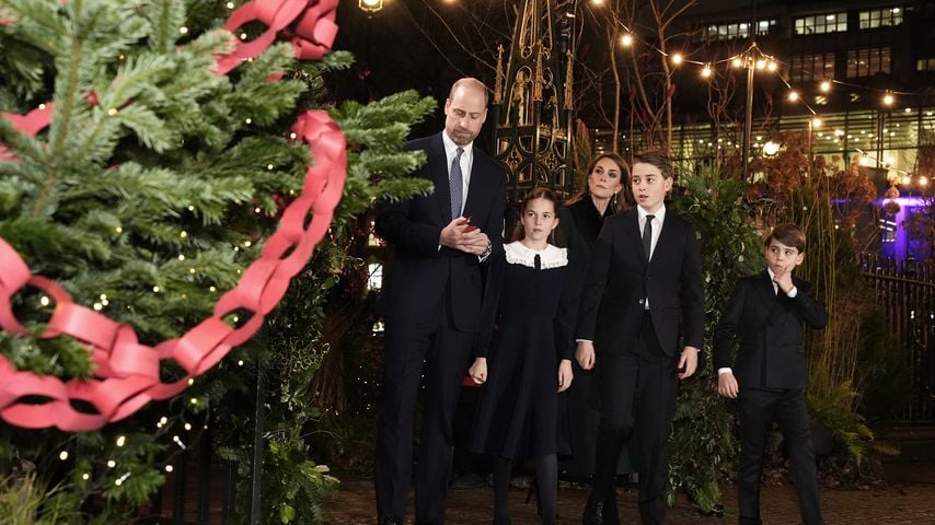 Die Königsfamilie betrachtet Botschaften am Kindness Tree vor dem Together At Christmas-Gottesdienst in der Westminster Abbey, 2025