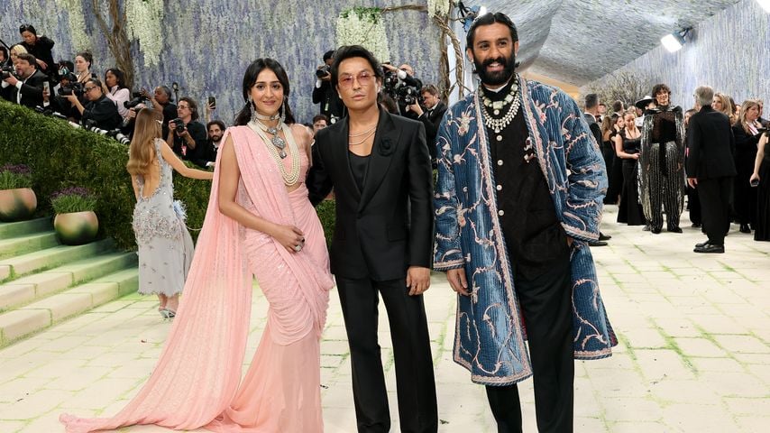Princess Gauravi Kumari, Prabal Gurung und Maharaja Sawai Padmanabh Singh bei der Met Gala 2026 im Metropolitan Museum of Art