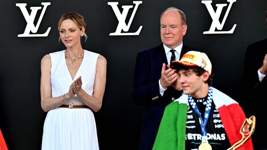 Auf dem Podium des Formel-1-Grand-Prix von Monaco 2026 mit Fürst Albert II., Prinzessin Charlène und Kimi Antonelli